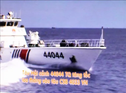 Đây là chiếc tàu đã đâm thẳng vào tàu CSB 4033 của Việt Nam (trước khi đâm, mũi tàu 44044 Trung Quốc còn nguyên vẹn) Đây là chiếc tàu đã đâm thẳng vào tàu CSB 4033 của Việt Nam (trước khi đâm, mũi tàu 44044 Trung Quốc còn nguyên vẹn)