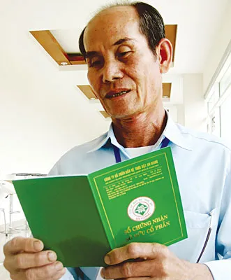 Nông dân mua cổ phiếu của Công ty cổ phần Bảo vệ thực vật An Giang. Nông dân mua cổ phiếu của Công ty cổ phần Bảo vệ thực vật An Giang.