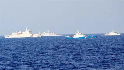Tàu Cảnh sát biển Việt Nam thường xuyên bị 3 đến 4 tàu của Trung Quốc bám sát, kèm chặt, ngăn cản. Tàu Cảnh sát biển Việt Nam thường xuyên bị 3 đến 4 tàu của Trung Quốc bám sát, kèm chặt, ngăn cản.