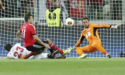 Tiền đạo Lima (áo đỏ) không thể thắng thủ môn Beto trong pha đối mặt.