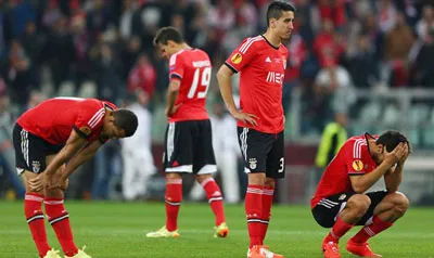 Nỗi thất vọng của các cầu thủ Benfica sau trận đấu.