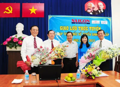 Đại diện báo SGGP tặng hoa cho khách mời tham gia buổi giao lưu