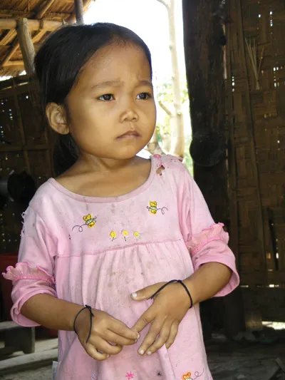 Bé Moong Thị Quyên với nỗi buồn thiếu mẹ Bé Moong Thị Quyên với nỗi buồn thiếu mẹ