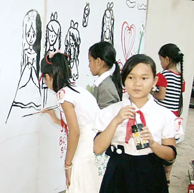 Học sinh TP Huế vẽ tranh tập thể tại xưởng vẽ của họa sĩ Nguyễn Duy Hiền. Học sinh TP Huế vẽ tranh tập thể tại xưởng vẽ của họa sĩ Nguyễn Duy Hiền.