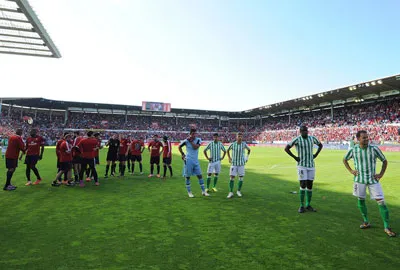 Sự thất vọng của các cầu thủ Osasuna (áo đỏ) và Real Betis khi cả 2 cùng bị xuống hạng.