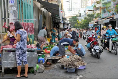 Lấn chiếm lòng đường để buôn bán, đoạn gần chợ Văn Thánh, quận Bình Thạnh. Ảnh: PHẠM CAO MINH Lấn chiếm lòng đường để buôn bán, đoạn gần chợ Văn Thánh, quận Bình Thạnh. Ảnh: PHẠM CAO MINH