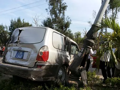 Trưởng phòng Hành chính lái xe đi giao tiền gây tai nạn
