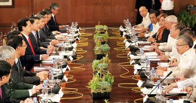Tổng thống Philippines Benigno S. Aquino III hội đàm với Thủ tướng Nguyễn Tấn Dũng. Tổng thống Philippines Benigno S. Aquino III hội đàm với Thủ tướng Nguyễn Tấn Dũng.