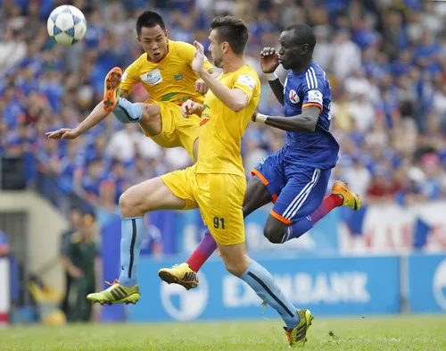 Sự vội vã của Thanh Hóa (trái) có thể sẽ khiến họ hụt hơi vào cuối mùa. Ảnh: Minh Hoàng