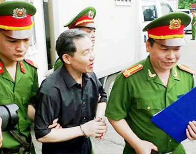 Dương Chí Dũng được đưa đến phiên tòa phúc thẩm em trai với tư cách là nhân chứng Dương Chí Dũng được đưa đến phiên tòa phúc thẩm em trai với tư cách là nhân chứng