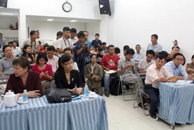 Các phóng viên tham gia buổi họp báo Các phóng viên tham gia buổi họp báo