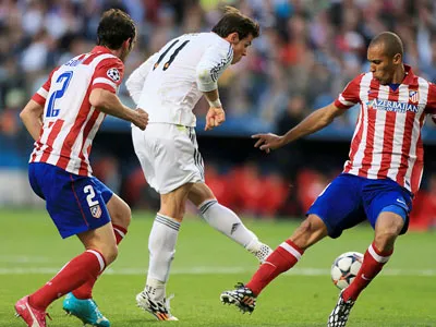 Gareth Bale (giữa) bỏ lỡ cơ hội mở tỷ số cho Real.