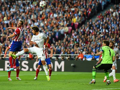 Diego Godin (trái) đánh đầu đưa bóng đi vào lưới trước sự bất lực của thủ môn Casillas.