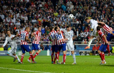 Trung vệ Sergio Ramos trong pha đánh đầu dũng mãnh gỡ hòa 1 - 1 cho Real Madrid.