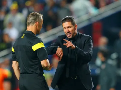 Lo ngại của HLV Semeone (phải) ở những phút cuối hiệp 2 trở thành sự thật khi Atletico Madrid bị thủng lưới.