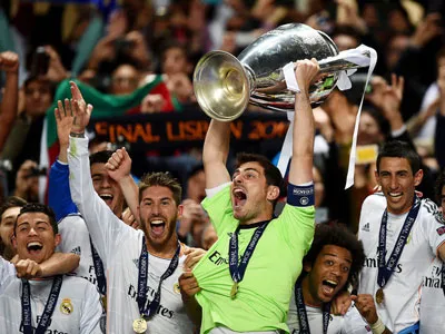 Thủ môn Casillas và đồng đội nâng cao chiếc cúp vô địch.