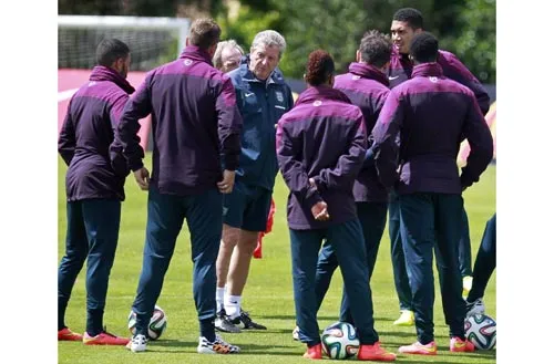 Thầy trò HLV Roy Hodgson thảo luận trên sân tập. Thầy trò HLV Roy Hodgson thảo luận trên sân tập.