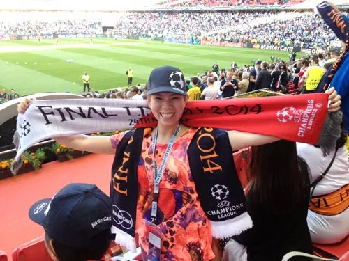 Chị Trần Huỳnh Triều An (TPHCM) là một trong số ít cổ động viên Việt Nam có mặt trên khán đài sân Ánh Sáng ở Lisbon để thưởng ngoạn trận chung kết này. Ảnh: Chí Thủy