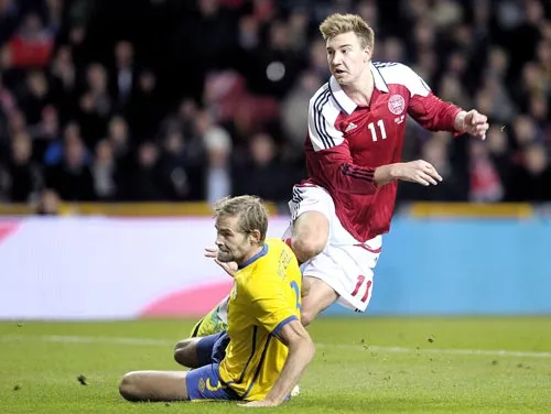 Trận derby Bắc Âu giữa Đan Mạch (Nicklas Bendtner, phải) và Thụy Điển (Olof Melberg) chẳng bao giờ thiếu quyết liệt.
