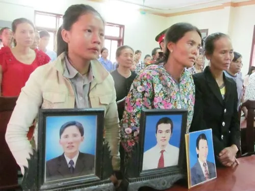 Người thân mang di ảnh người bị hại tham dự phiên tòa Người thân mang di ảnh người bị hại tham dự phiên tòa