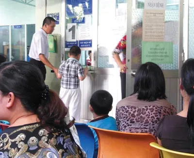 Phụ huynh đưa bé đến khám tại khoa Tâm lý Bệnh viện Tâm thần TPHCM Phụ huynh đưa bé đến khám tại khoa Tâm lý Bệnh viện Tâm thần TPHCM