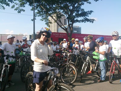 Rena Bitter, the United State Consulate General in HCMC joins in ‘Cycling race for green environment’ campaign(Photo:SGGP) Rena Bitter, the United State Consulate General in HCMC joins in ‘Cycling race for green environment’ campaign(Photo:SGGP)
