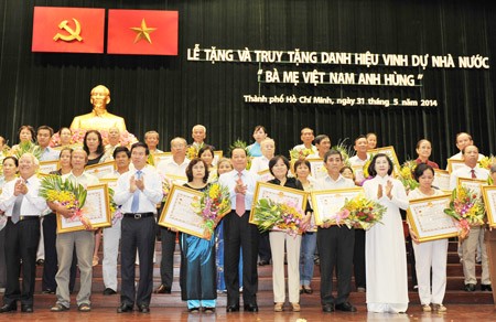 City leaders and representatives of families of mother at the ceremony (Photo:SGGP) City leaders and representatives of families of mother at the ceremony (Photo:SGGP)