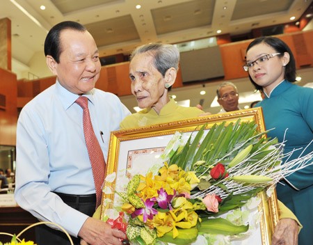 Secretary Le Thanh Hai awarded the title of 'Vietnamese Heroic mother' to mother Nguyen Thi Choi (Photo:SGGP) Secretary Le Thanh Hai awarded the title of 'Vietnamese Heroic mother' to mother Nguyen Thi Choi (Photo:SGGP)