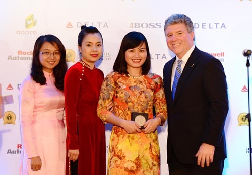 President and founder of Asian- Pacific Stevie Awards Mr. Michael Gallegher (R) and representatives of Viettel at award ceremony (Photo: SGGP) President and founder of Asian- Pacific Stevie Awards Mr. Michael Gallegher (R) and representatives of Viettel at award ceremony (Photo: SGGP)
