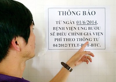 Tumor Hospital's announcement of fee hike (Photo: SGGP) Tumor Hospital's announcement of fee hike (Photo: SGGP)