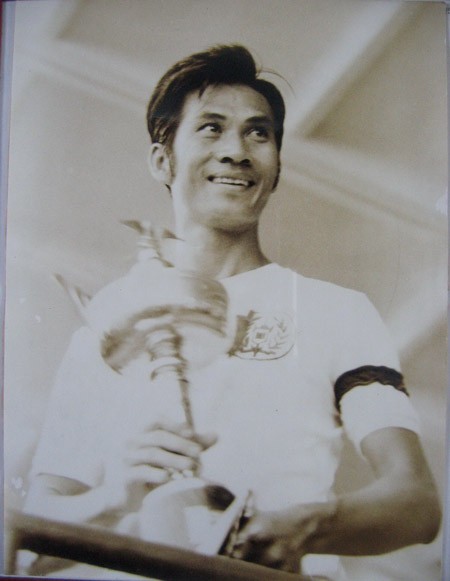Former star footballer Tam Lang with Merdeka Cup in 1966(Photo:SGGP) Former star footballer Tam Lang with Merdeka Cup in 1966(Photo:SGGP)