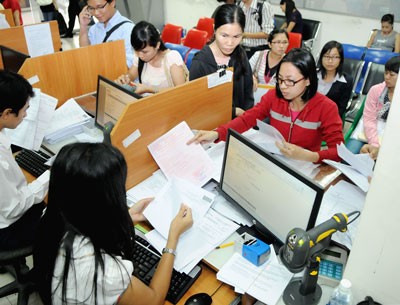 Businesses pay tax at the Ho Chi Minh Taxation Department (Photo: SGGP) Businesses pay tax at the Ho Chi Minh Taxation Department (Photo: SGGP)