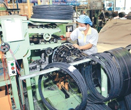 A worker produces rubber tyres at the Camel Viet Nam Rubber Co Ltd in the central province of Quang Tri's Huong Hoa District. Prime Minister Nguyen Tan Dung said that the Goverment did its utmost to create good condition for foreign investors (Photo: VNA/VNS) A worker produces rubber tyres at the Camel Viet Nam Rubber Co Ltd in the central province of Quang Tri's Huong Hoa District. Prime Minister Nguyen Tan Dung said that the Goverment did its utmost to create good condition for foreign investors (Photo: VNA/VNS)