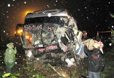Two dead and three injured in a passenger bus accident in Thua Thien-Hue Province (Photo: SGGP) Two dead and three injured in a passenger bus accident in Thua Thien-Hue Province (Photo: SGGP)