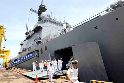 JS Kunisaki amphibious military ships of Japan Maritime Self-Defense Force Japan arrives in Tien Sa port, Da Nang (Photo:SGGP) JS Kunisaki amphibious military ships of Japan Maritime Self-Defense Force Japan arrives in Tien Sa port, Da Nang (Photo:SGGP)