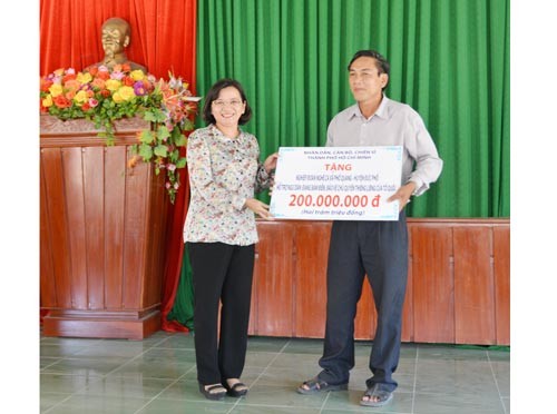 Head of the Department of Propaganda and Training of the HCMC Party Committee Than Thi Thu offered VND 200 million for representative of fisheries association of Pho Quang Commune.(Photo:SGGP) Head of the Department of Propaganda and Training of the HCMC Party Committee Than Thi Thu offered VND 200 million for representative of fisheries association of Pho Quang Commune.(Photo:SGGP)