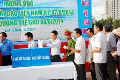 Crowded staffs, officials, veterans donated to fund for the native land's sea and islands (Photo:SGGP) Crowded staffs, officials, veterans donated to fund for the native land's sea and islands (Photo:SGGP)