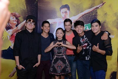 Choreographer John Huy Tran (2nd, L) and winners of last contests at the press conference. (Photo: Sggp) Choreographer John Huy Tran (2nd, L) and winners of last contests at the press conference. (Photo: Sggp)