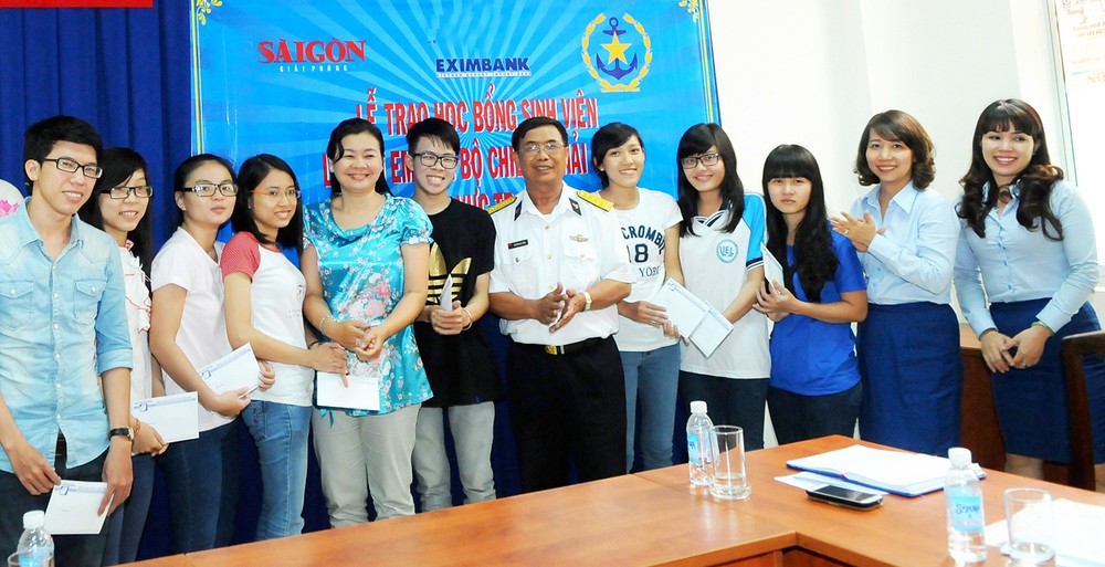 Vice Editor in Chief of Saigon Giai Phong Newspaper Ly Viet Trung (R) offered scholarships for students on June 9 (Photo:SGGP) Vice Editor in Chief of Saigon Giai Phong Newspaper Ly Viet Trung (R) offered scholarships for students on June 9 (Photo:SGGP)