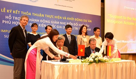 Leaders of Ministry of Natural Resources and Environment (NRE) and Mr. Jochem Lange, Country Director of Germany’s Organization for Development and Cooperation in Vietnam sign an agreement for the project ‘Supporting Nationally Appropriate Mitigation climate change Actions in Vietnam’(Photo: SGGP) Leaders of Ministry of Natural Resources and Environment (NRE) and Mr. Jochem Lange, Country Director of Germany’s Organization for Development and Cooperation in Vietnam sign an agreement for the project ‘Supporting Nationally Appropriate Mitigation climate change Actions in Vietnam’(Photo: SGGP)