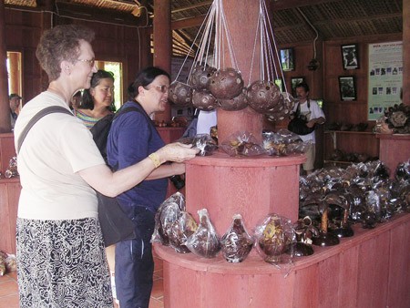 Foreign visitors see handicraft items in Thoi Son Island, Tien Giang Province (Photo: SGGP) Foreign visitors see handicraft items in Thoi Son Island, Tien Giang Province (Photo: SGGP)