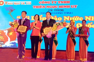 Deputy Permanent Secretary of District 6, Vo Thi Anh Tuyet (C) and leaders of Thien Ngoc Minh Uy Company at the launching ceremony (Photo:SGGP) Deputy Permanent Secretary of District 6, Vo Thi Anh Tuyet (C) and leaders of Thien Ngoc Minh Uy Company at the launching ceremony (Photo:SGGP)