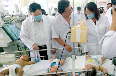 Two or three patients in one bed in crowded hospitals (Photo: SGGP) Two or three patients in one bed in crowded hospitals (Photo: SGGP)