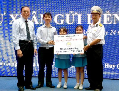Sai Gon Giai Phong Newspaper wins C prize for the report titled Thu xuan gui bien dao (Spring letters to Islands) by Kieu Phan and Thu Nam. (Photo: Sggp) Sai Gon Giai Phong Newspaper wins C prize for the report titled Thu xuan gui bien dao (Spring letters to Islands) by Kieu Phan and Thu Nam. (Photo: Sggp)