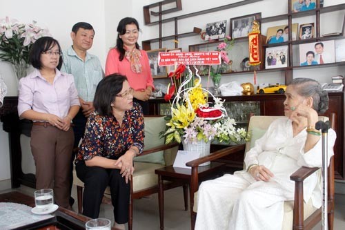 Than Thi Thu talks to senior journalist Nguyen Thi Van, former Deputy-in-chief of Sai Gon Giai Phong Newspaper (Photo: SGGP) Than Thi Thu talks to senior journalist Nguyen Thi Van, former Deputy-in-chief of Sai Gon Giai Phong Newspaper (Photo: SGGP)