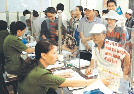 Residents in Ha Noi register for ID cards. National Assembly deputies yesterday asked for a synchronised system to manage household registration, residence registration and citizen ID cards. — VNA/VNS Photo Tung Lam Residents in Ha Noi register for ID cards. National Assembly deputies yesterday asked for a synchronised system to manage household registration, residence registration and citizen ID cards. — VNA/VNS Photo Tung Lam