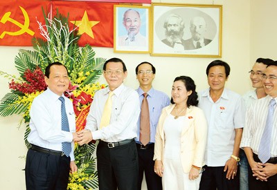 Party Secretary of Ho Chi Minh City Le Thanh Hai (L) visits reportes, staffs of Saigon Giai Phong Newspaper offfice in Hanoi (Photo:SGGP) Party Secretary of Ho Chi Minh City Le Thanh Hai (L) visits reportes, staffs of Saigon Giai Phong Newspaper offfice in Hanoi (Photo:SGGP)