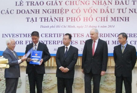 Chairman of the People's Committee of Ho Chi Minh City gives investment certificates for FDI businesses(Photo:SGGP) Chairman of the People's Committee of Ho Chi Minh City gives investment certificates for FDI businesses(Photo:SGGP)