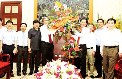 Chief of of the Party Central Committee's Commission for Education and Popularization Dinh The Huynh visited and congratulated staffs of Nhan Dan Newspaper (Photo:SGGP) Chief of of the Party Central Committee's Commission for Education and Popularization Dinh The Huynh visited and congratulated staffs of Nhan Dan Newspaper (Photo:SGGP)