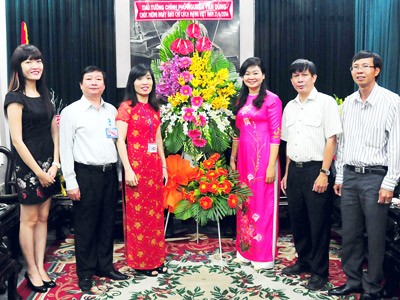 Prime Minister Nguyen Tan Dung sent fresh flowers to congratulate all staffs, reporters of Saigon Giai Phong Newspaper on Vietnam Revolutionary Press Day (Photo:SGGP) Prime Minister Nguyen Tan Dung sent fresh flowers to congratulate all staffs, reporters of Saigon Giai Phong Newspaper on Vietnam Revolutionary Press Day (Photo:SGGP)